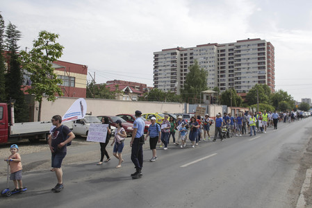 Câteva zeci de oameni la marşul de protest din Prelungirea Ghencea: Ne-aţi promis infrastructură, dar a fost o făcătură. FOTO