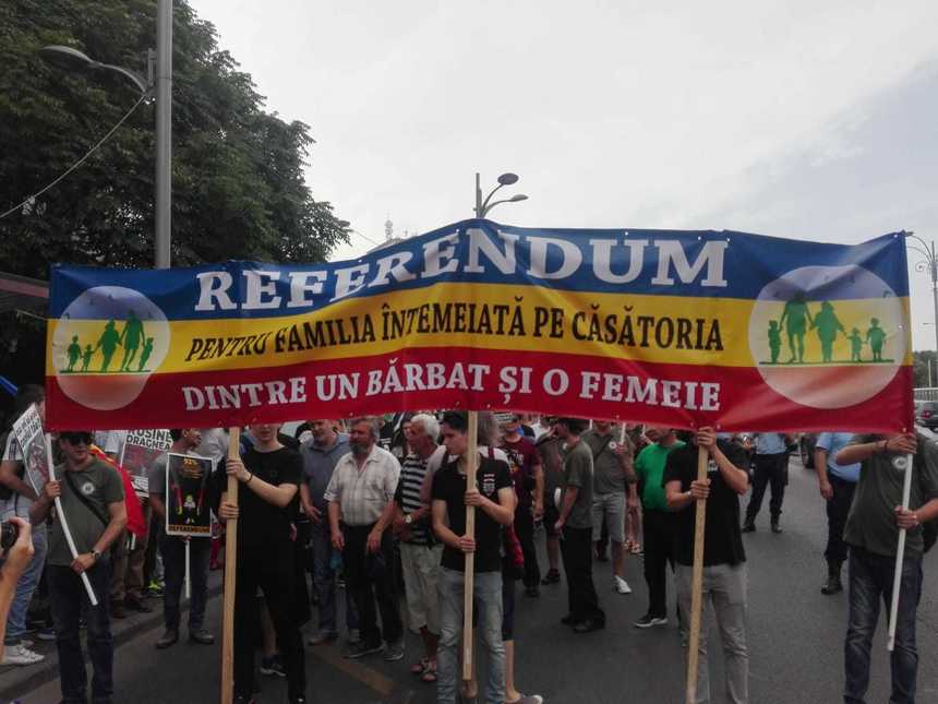 Aproximativ 100 de persoane, la Marşul Normalităţii organizat de Noua Dreaptă: Ruşine întregii clase politice care de trei ani ţin blocat referendumul pentru familie. FOTO/VIDEO