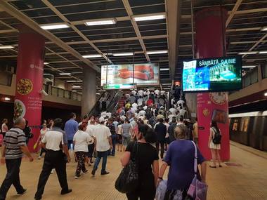 Metrorex: Staţia de metrou Piaţa Victoriei a fost închisă începând cu ora 20.00 