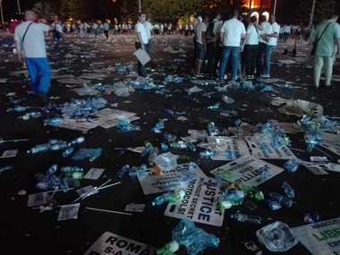 Primăria Capitalei, după ce Piaţa Victoriei a rămas plină de gunoaie, la finalul mitingului PSD: Operatorii de salubrizare au intervenit prompt pentru curăţarea zonei în mai puţin de o oră