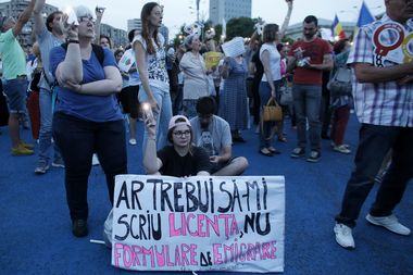 UPDATE - Peste două mii de oameni au protestat în Piaţa Victoriei din Capitală: "PSD, ciuma roşie!”, "Rezistăm, nu plecăm". FOTO/VIDEO