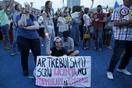 UPDATE - Peste două mii de oameni au protestat în Piaţa Victoriei din Capitală: "PSD, ciuma roşie!”, "Rezistăm, nu plecăm". FOTO/VIDEO