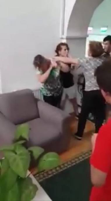 Elevă de la Liceul pentru Deficienţi de Auz din Cluj-Napoca, bătută de o îngrijitoare. Conducerea şcolii spune că face anchetă: angajata afirmă că a vrut să potolească două fete