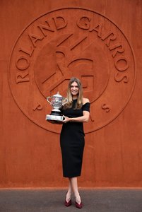 Nicuşor Dan: Primăria a refuzat solicitarea Simonei Halep de a se întâlni cu fanii într-o piaţă, i-a oferit scările exterioare de la Arena Naţională. PMB: Nu s-a pus în discuţie ca acest eveniment să se desfăşoare în altă locaţie decât la Arena Naţională