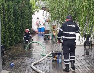 Timiş: Mai multe curţi şi gospodării, inundate; o casă a fost lovită de fulger