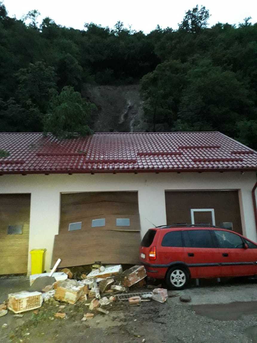 Alunecare de teren într-o spălătorie auto din Reşiţa; pământul s-a surpat pe o lungime de 20 - 30 de metri