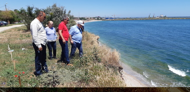 Ministrul Apelor a cerut îndepărtarea grinzilor metalice folosite la consolidarea falezei din Costineşti, pentru că unele s-au înclinat şi constituie un pericol pentru turişti

