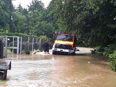 Argeş: Intervenţie a pompierilor pentru salvarea unui bărbat al cărui autoturism a fost luat de ape, după ce pârâul Budeasa a ieşit din matcă. FOTO