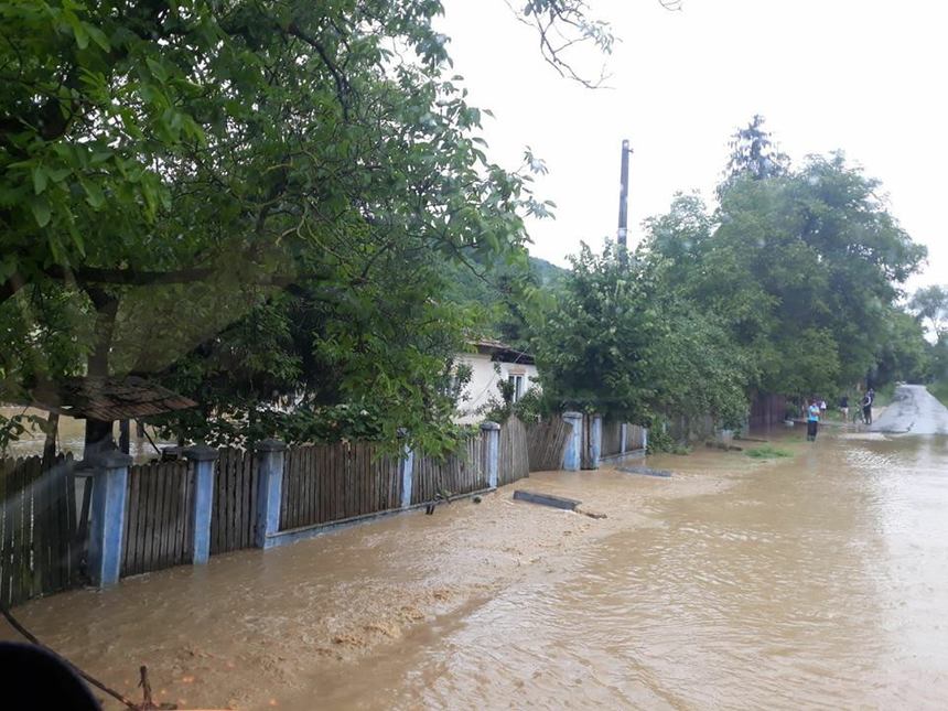 IGSU: Efecte ale ploilor torenţiale, în 22 de localităţi din 11 judeţe; au fost inundate locuinţe, curţi, subsoluri şi beciuri. VIDEO