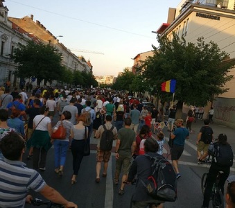 UPDATE - Aproximativ trei mii de oameni au protestat la Cluj-Napoca faţă de modificarea Codului de procedură penală: "Libertate", "Hoţii", "Demisia". VIDEO