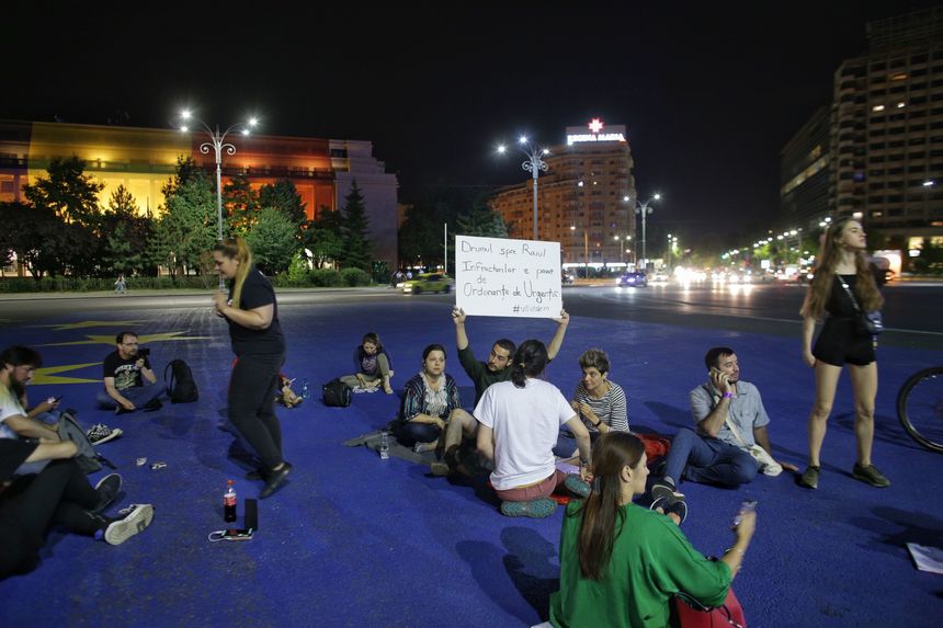 UPDATE - Protest "Nopţi Albe pentru Justiţie", în faţa Guvernului. O tânără şi-a instalat un cort, care a fost ridicat de Poliţia Locală. FOTO