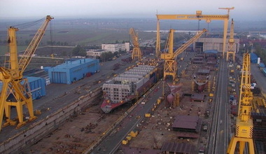 Peste 600 de angajaţi ai Şantierului Naval DMHI Mangalia au protestat nemulţumiţi de salariile scăzute şi de situaţia ambiguă din companie

