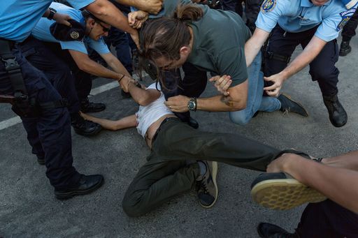 Protestele din Piaţa Victoriei - Două persoane au fost ridicate de jandarmi şi amendate cu 4.500 de lei pentru instigare la acţiuni violente cu intenţia de tulburare a adunării publice