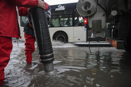 Mai multe străzi din Capitală au fost inundate din cauza ploii; din cauza apei, traficul este îngreunat, iar troleibuzele şi tramvaiele RATB au rămas de mai multe ori blocate din cauza penelor de curent - FOTO, VIDEO