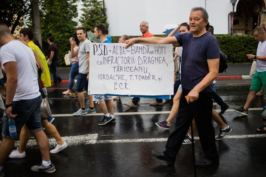Sibienii porniţi în marş pe străzile oraşului s-au oprit în faţa casei preşedintelui Iohannis: ”Iohannis nu ceda, Sibiul e de partea ta”. VIDEO