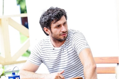 Actorul Dragoş Bucur face un apel ca oamenii să iasă în stradă: Trebuie să luăm atitudine acum, altfel peste 10 ani ne vom întreba cum am ajuns acolo. #rezist VIDEO