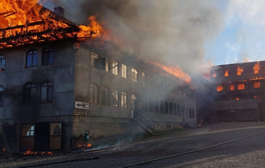 UPDATE Suceava: Incendiu de proporţii la acoperişul chiliilor Mănăstirii Roşiori. Reprezentanţii ISU Suceava au anunţat că flăcările au fost stinse după patru ore. FOTO