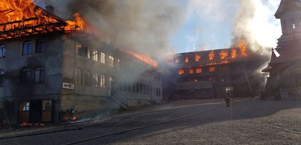 Suceava: Incendiul de la Mănăstirea din Roşiori a fost localizat şi se lucrează pentru stingere; intervenţia este extrem de dificilă