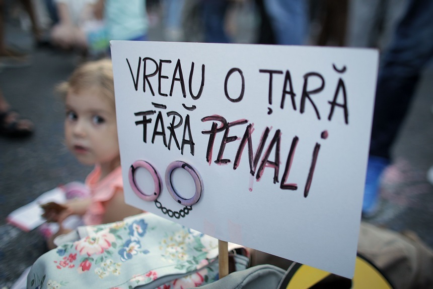 UPDATE Peste 10.000 de persoane au protestat în Piaţa Victoriei. Manifestanţii au aprins lanternele telefoanelor mobile şi au cântat imnul naţional. S-a scandat ”România, trezeşte-te!, ”Demisia”, ”Hoţii”. FOTO, VIDEO