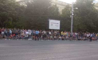 Aproape 2.000 de persoane protestează în Piaţa Victoriei: ”Demisia”, ”Hoţii”