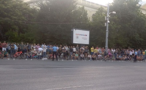 Aproape 2.000 de persoane protestează în Piaţa Victoriei: ”Demisia”, ”Hoţii”