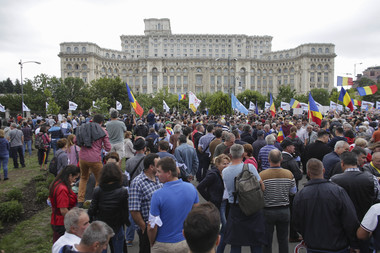 UPDATE - Câteva mii de persoane protestează în Parcul Izvor: "Nu vrem să fim conduşi de hoţi”. Parlamentarii USR le-au împărţit manifestanţilor flori. Circulaţia pe bulevardul Naţiunile Unite a fost blocată. FOTO/VIDEO
