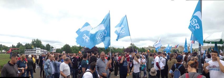 Peste 1.500 de persoane protestează în Parcul Izvor împotriva Guvernului, parlamentarii USR au venit să îi salute. Alţi 50 de oameni manifestează împotriva ”statului paralel” FOTO-VIDEO
