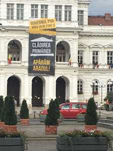 Prefectura Arad renunţă la procesul prin care spera să obţină Palatul Administrativ, sediu al Primăriei; arădenii au criticat intens demersul şi anunţaseră proteste