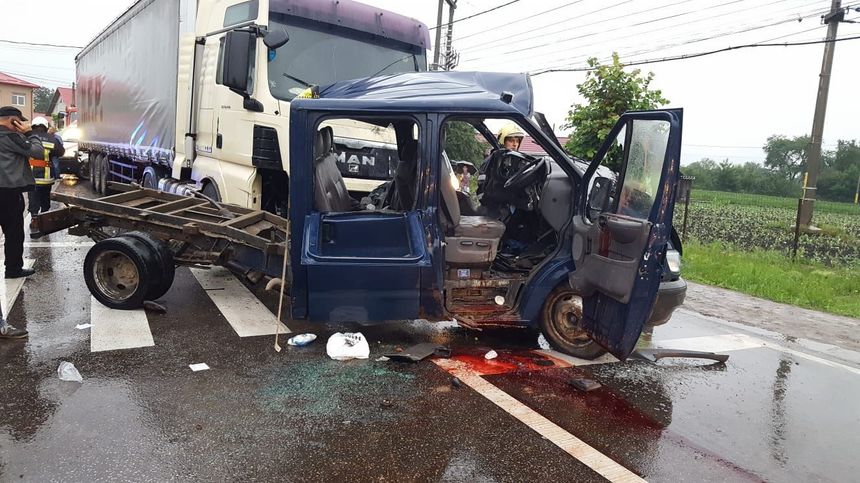 Suceava: Un mort şi trei răniţi grav, după ce o autotutilitară şi un TIR s-au ciocnit; traficul pe DN 2H este complet blocat la Milişăuţi. FOTO 