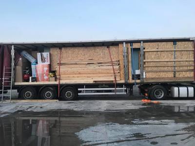 Patronul unei firme de construcţii din Arad a murit strivit de panouri din lemn pe care le încărca într-un camion