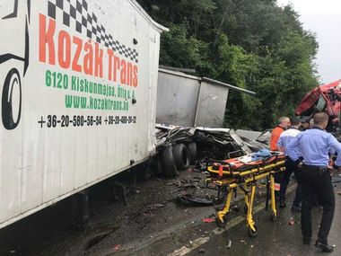 Arad: Două TIR-uri şi un autoturism s-au ciocnit violent pe DN7, traficul fiind complet blocat; unul dintre şoferi este în stare gravă
