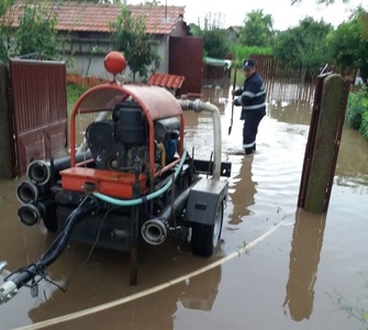 Bucureşti şi judeţul Ilfov: Curţi, case şi gospodării inundate, dar şi drumuri acoperite de apă, după ploile torenţiale din ultimele ore
