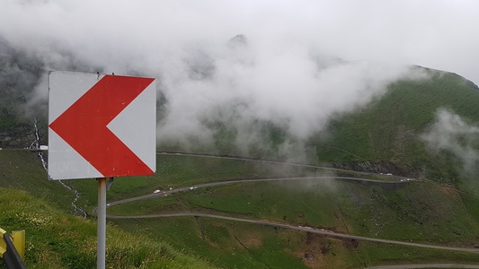 CNAIR anunţă că furtunile amână redeschiderea Transfăgărăşanului, circulaţia la altitudini mari fiind extrem de periculoasă 