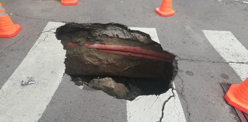 Asfalt surpat pe o stradă din Sectorul 1 al Capitalei; traficul rutier este restricţionat