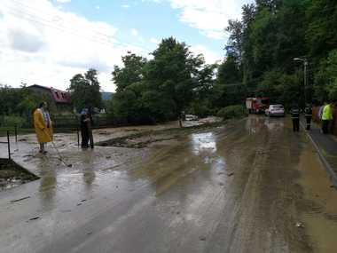 Covasna: Trafic complet blocat pe DN 13 E, la Barcani, din cauza aluviunilor care se întind pe aproximativ o sută de metri