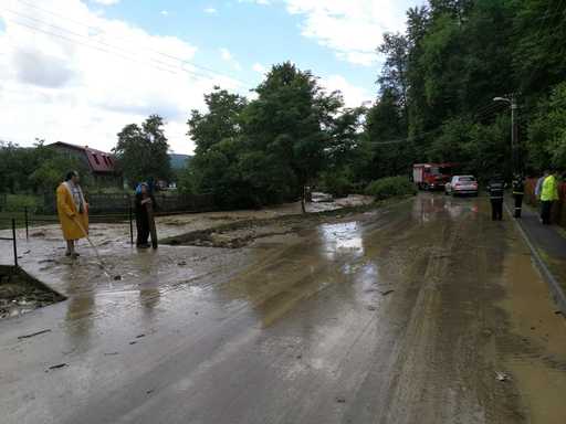 Covasna: Trafic complet blocat pe DN 13 E, la Barcani, din cauza aluviunilor care se întind pe aproximativ o sută de metri