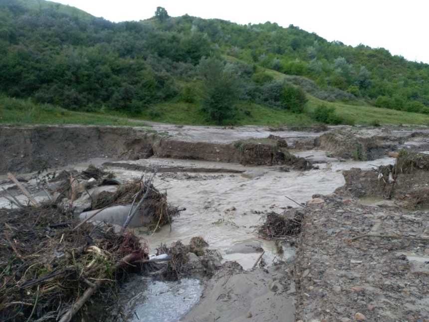 Buzău: Aproximativ 400 de persoane din patru sate au rămas izolate în urma inundaţiilor. FOTO