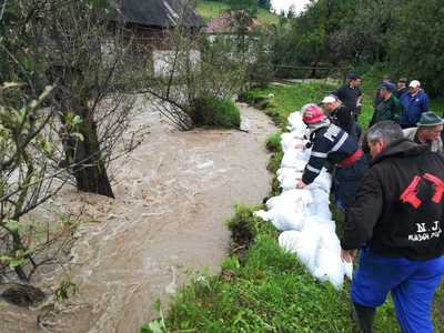 Cod portocaliu de inundaţii şi în Bistriţa-Năsăud până la ora 02.00; trei judeţe rămân sub avertizare cod roşu de inundaţii până la ora 24.00