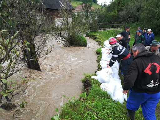 Cod portocaliu de inundaţii şi în Bistriţa-Năsăud până la ora 02.00; trei judeţe rămân sub avertizare cod roşu de inundaţii până la ora 24.00