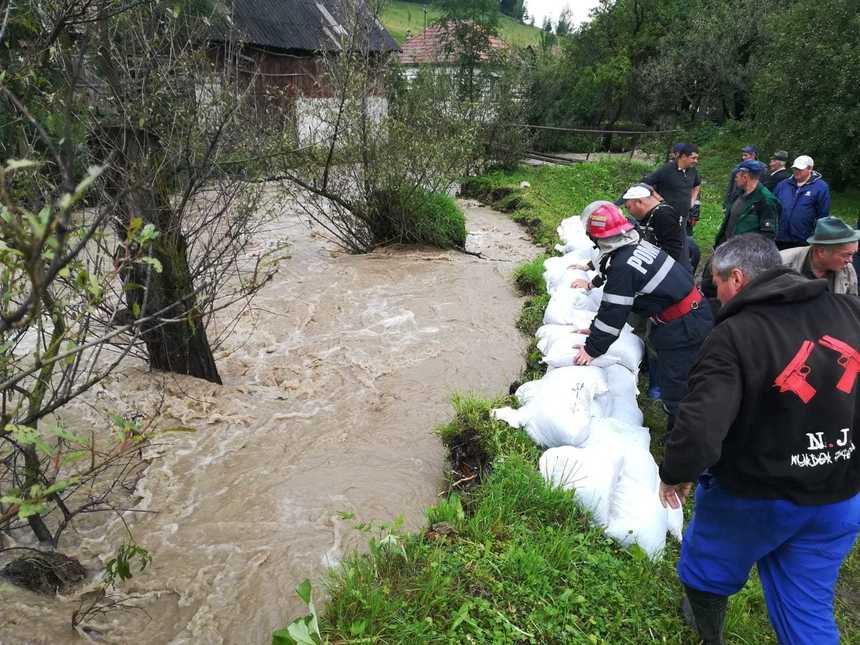 Cod portocaliu de inundaţii şi în Bistriţa-Năsăud până la ora 02.00; trei judeţe rămân sub avertizare cod roşu de inundaţii până la ora 24.00