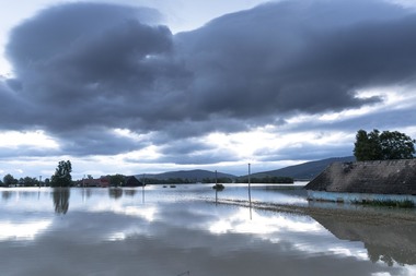 MAI: 45 de persoane din localităţile afectate de inundaţii, evacuate de pompieri sâmbătă noapte; situaţia revine la normal în zonele afectate