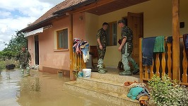 MapN: Aproximativ 190 de militari au intervenit în ultimele două zile în judeţele Bacău, Braşov, Buzău şi Covasna, unde au avut loc inundaţii puternice. FOTO