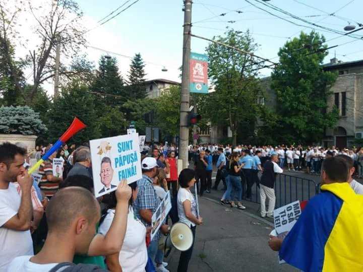 Câteva sute de persoane au protestat în faţa Palatului Cotroceni: "Iohănnel, ai face bine să faci ce spune Constituţia”