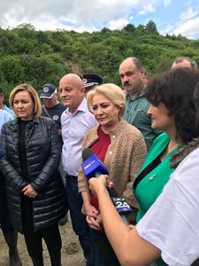 Viorica Dăncilă, în zonele cu inundaţii: Vrem să grăbim evaluarea, astfel încât oamenii care au fost loviţi de aceste fenomene să aibă un ajutor. FOTO/ VIDEO