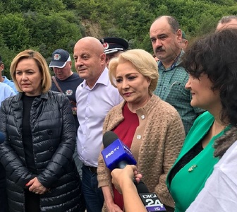 Viorica Dăncilă, Carmen Dan, Lucian Şova şi Petre Daea au fost huiduiţi în faţa Prefecturii Braşov, unde mai mulţi oameni au scandat "Demisia" în timp ce ei făceau declaraţii. VIDEO