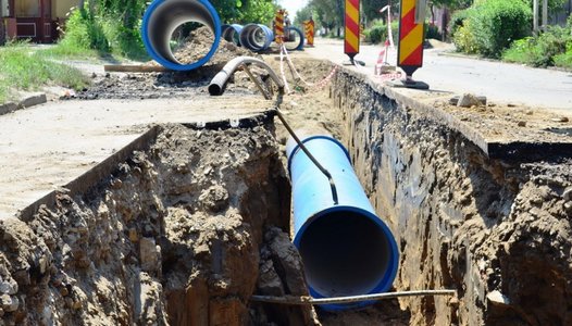 Proiectul prin care urma să se exporte apă potabilă în Ungaria, blocat de un an de ţara vecină, în timp ce conducta din România este aproape finalizată