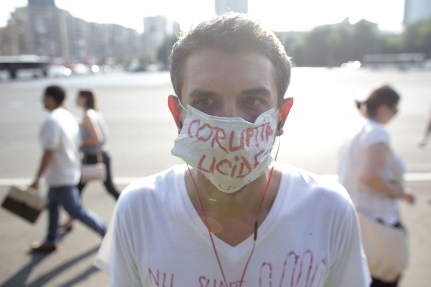 Protestatarii din Piaţa Victoriei au ţinut un moment de reculegere pentru tânărul mort în aşteptarea unui transplant pulmonar