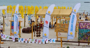 Plajă terapeutică pentru persoanele cu dizabilităţi, amenajată în staţiunea Mamaia - FOTO

