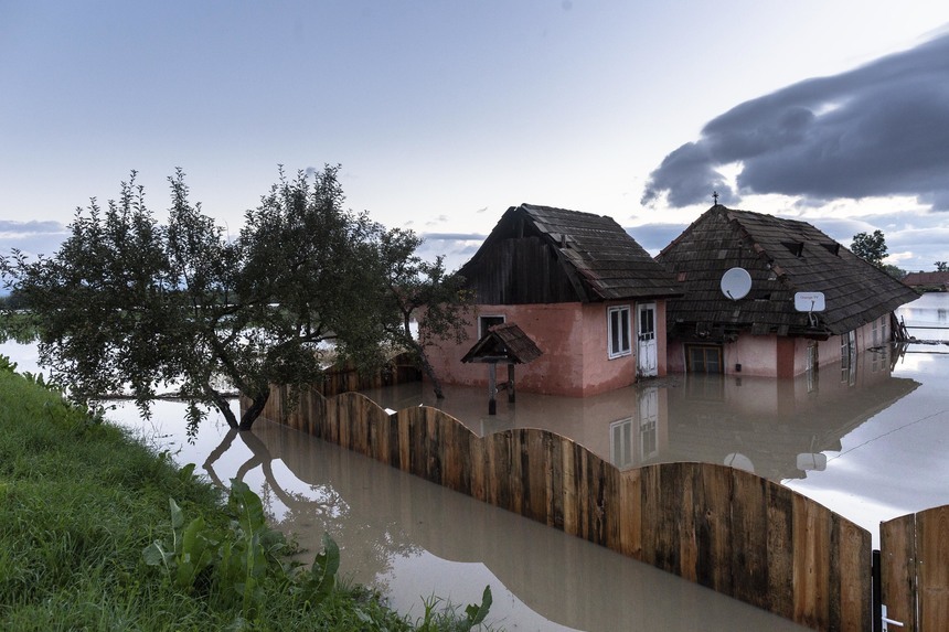 Guvernul a aprobat acordarea de ajutoare pentru populaţia din şapte judeţe afectate de inundaţii. MAI: MAi sunt efecte ale inundaţiilor în 20 de localităţi din 18 judeţe