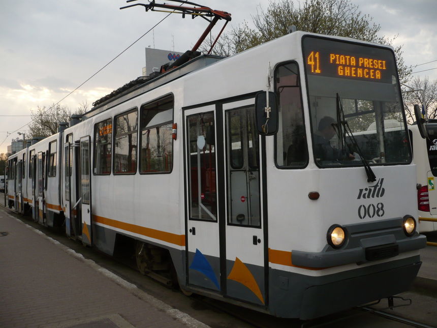 Încep lucrările de separare a liniei de tramvaie 1 şi 10 de traficul auto prin montarea stâlpişorilor